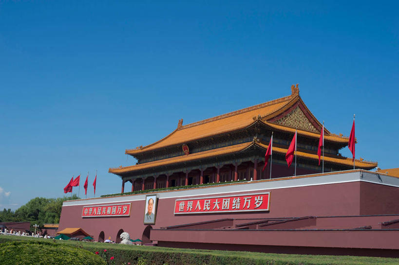 东方人,一个人,无人,天安门,横图,照片,室外,白天,仰视,制服,旅游,度假,名胜古迹,标志建筑,地标,建筑,旗帜,北京,天安门广场,中国,亚洲,仅一个男性,仅一个人,一排,一张,许多,阴影,服装,遗迹,整齐,光线,毛泽东,标志,瓦片,文字,影子,字符,屋顶,屋檐,云,云朵,首都,很多,云彩,顶棚,注视,黄种人,古迹,文物,娱乐,标识,旗子,建设,古建筑,檐,中山装,排列,衣服,蓝色,白云,蓝天,天空,阳光,天,观察,看,仅一个老年男性,享受,休闲,汉字,旅游胜地,放松,摄影,服饰,主席,晴朗,观看,察看,领导,衣着,穿着,队列,关注,中文,毛主席,古文明,东亚,中华人民共和国,东城区,北京市,京,北平,华北地区,国文,华文,旌旗,旗号,天安门城楼,二十八画生,润之,诗人,石三伢子,咏芝,革命家,理论家,首脑,战略家,老年男性,男人,男性,亚洲人,相片,晴空,半身,彩图,低角度拍摄,拍摄,照相,毛装,人民服,承天门