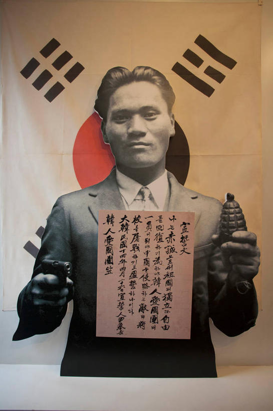 东方人,一个人,无人,商务人士,商务男性,博物馆,公园,站,竖图,室内,白天,正面,衬衫,竞争,炸弹,旗帜,国旗,上海,中国,亚洲,仅一个男性,仅一个人,一把,一排,许多,对抗,握,阴影,套装,研究,整齐,并列,并排,冲突,反射,标志,枪支,文字,影子,字符,领带,很多,教育,注视,黄种人,破坏,标识,虹口区,排列,仅一个年轻男性,一个,观察,看,站着,汉字,武器,战争,握着,手枪,单个,观看,展览,损坏,申,察看,攻击,威胁,象征,庄重,队列,对立,关注,矛盾,欣赏,中文,兵器,弹药,商务装,身份,防御,平行,枪械,陈列,工薪阶层,东亚,上海市,四川北路,中华人民共和国,沪,华东地区,弹夹,敌对,挫败,斗争,抗拒,抗衡,正式,地位,杀伤,威慑,国文,华文,手榴弹,典藏,子弹夹,弹体,引信,危险,男人,男性,年轻男性,亚洲人,白领,上班族,旗,站立,半身,彩图,衬衣,韩国国旗,太极旗,虹口公园,鲁迅公园,上海鲁迅公园