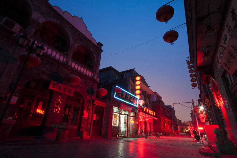 无人,商店,横图,室外,夜晚,仰视,旅游,度假,建材,窗户,门,标志建筑,道路,地标,建筑,路,照明,北京,中国,亚洲,一排,许多,阴影,整齐,并列,并排,光线,材料,灯笼,影子,纸灯笼,砖,砖块,墙,小路,灯光,交通,首都,很多,娱乐,建设,商铺,玻璃窗,墙壁,墙面,排列,红色,灰色,灯具,门框,享受,休闲,砖头,旅游胜地,放松,建造,照亮,照明设备,队列,平行,东亚,中华人民共和国,北京市,京,北平,华北地区,西城区,市肆,商号,石料,彩图,低角度拍摄,店铺,砌墙砖,大栅栏,大栅栏街