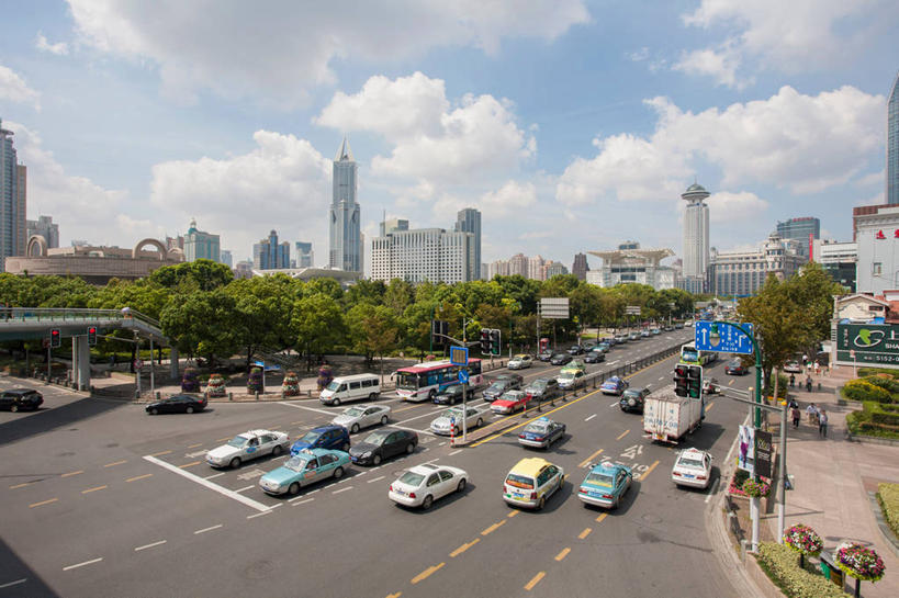 无人,博物馆,高楼大厦,栏杆,横图,俯视,室外,白天,旅游,度假,安全,石头,植物,标志建筑,大厦,道路,地标,建筑,剧院,路,摩天大楼,指示牌,公路,汽车,上海,中国,亚洲,一排,许多,阴影,研究,整齐,并列,并排,光线,标志,路标,石子,文字,影子,字符,云,云朵,红绿灯,天桥,围栏,桥,分界线,歌剧院,停车线,信号灯,交通,很多,教育,云彩,娱乐,标识,建设,护栏,路牌,车,树,树木,排列,蓝色,绿色,白云,蓝天,天空,阳光,自然,交通工具,轿车,人民广场,天,享受,休闲,汉字,旅游胜地,放松,警示,上海博物馆,上海城市规划馆,上海大剧院,生长,晴朗,成长,人行桥,展览,车行道,车行道分界线,申,队列,提示,欣赏,中文,载具,标线,平行,流通,陈列,黄浦区,明天广场,上海新世界丽笙大酒店,东亚,车行线,上海城市规划展示馆,上海市,交通信号灯,行人信号灯,中华人民共和国,沪,华东地区,歌剧,国文,华文,典藏,上海人民广场,石块,晴空,马路,彩图,高角度拍摄,大楼,高层建筑,高楼,剧场,摩天楼,上海市人民政府,人民大道,黄陂北路,市政府,人民大厦,上海人民大厦