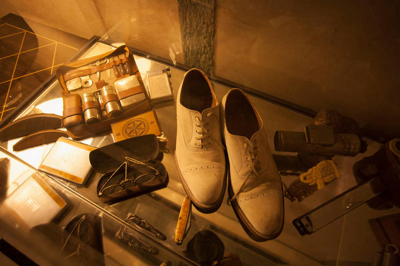 无人,商店,横图,俯视,室内,特写,白天,静物,鞋子,一副,一双,阴影,朦胧,模糊,反射,包,眼镜,影子,塑料,吹奏乐器,口琴,乐器,音乐,商铺,盒子,一个,容器,塑料制品,柜台,展示,单个,化妆包,储藏,出售,储存,平底鞋,近视眼镜,眼镜盒,提包,展示柜,市肆,商号,彩图,高角度拍摄,店铺,贮存