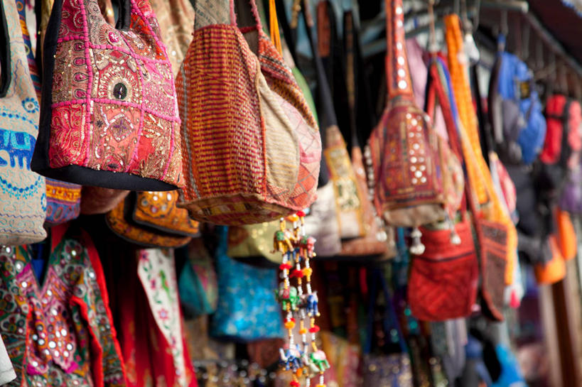 无人,商店,横图,室外,特写,白天,仰视,亚洲,许多,吊挂,悬挂,朦胧,模糊,包,皮包,很多,挂,商铺,单肩包,喜马拉雅山脉,喜马拉雅山,喜马拉雅,市肆,商号,彩图,低角度拍摄,店铺