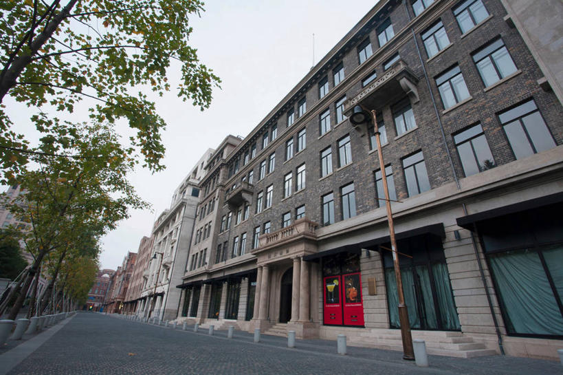 无人,家,栏杆,横图,室外,白天,仰视,度假,美景,植物,窗户,门,城市风光,城市,道路,路,路灯,照明,上海,中国,亚洲,一排,许多,整齐,并列,并排,房屋,屋子,景观,乌云,云,阴天,云朵,公寓,围栏,小路,灯光,交通,很多,云彩,娱乐,洋房,圆明园路,护栏,楼房,玻璃窗,住宅,灯,树,树木,排列,绿色,天空,自然,门框,天,享受,休闲,景色,放松,生长,成长,照亮,申,昏暗,阴沉,照明设备,队列,平行,黄浦区,外滩源,协进大楼,东亚,上海市,中华人民共和国,沪,华东地区,彩图,低角度拍摄,房子,上海协进大楼