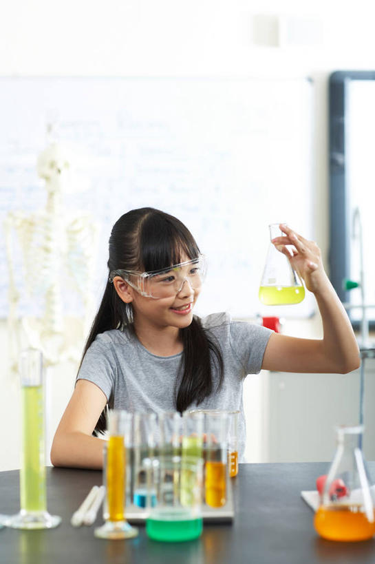 东方人,儿童,骨骼,一个人,坐,举,笑,微笑,露齿笑,竖图,室内,白天,正面,纯洁,安全,实验,仪器,桌面,桌子,杯子,亚洲,仅一个女性,仅一个人,一副,戴,握,阴影,服装,朦胧,模糊,研究,透明,分析,光线,化学,测试,烧瓶,试管,眼镜,影子,锥形瓶,实验室,研究室,防护,骨头,拿,拿着,注视,休闲装,黄种人,玻璃制品,小孩,衣服,阳光,玻璃瓶,瓶子,观察,看,托,仅一个小孩,休闲,休闲服,器皿,可爱,童年,童趣,握着,服饰,观看,护目镜,保护,骨架,戴着,察看,关注,保险,工作台,童真,试验室,烂漫,无邪,玻璃仪器,试验耗材,实验用品,保全,周全,安稳,安定,三角烧瓶,依氏烧瓶,锥形烧瓶,一具,安全防护眼镜,平安,天真,女孩,女人,女性,亚洲人,孩子,玻璃杯,举起,举手,举着,向上举,向上伸,向上托,坐着,半身,彩图,实验台,实验桌,防护眼镜,女生
