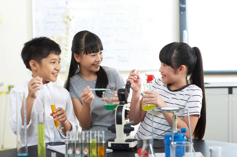 东方人,儿童,三个人,伙伴,朋友,站,笑,微笑,露齿笑,横图,室内,白天,正面,友谊,纯洁,实验,仪器,桌面,桌子,杯子,亚洲,握,阴影,棉布,服装,检查,朦胧,模糊,研究,透明,反射,分析,科学,化学,测试,火焰,量筒,烧杯,烧瓶,试管,试管架,显微镜,影子,锥形瓶,实验室,研究室,铁丝网,燃烧,扭头,注视,休闲装,黄种人,架子,玻璃制品,一个,小孩,衣服,蓝色,白色,黑色,白板,玻璃瓶,瓶子,观察,看,站着,转头,休闲,同学,休闲服,器皿,可爱,清晰,探索,童年,童趣,握着,服饰,放大,单个,观看,仔细,支撑,一台,透镜,察看,凸透镜,聚焦,校友,关注,加热,三脚架,记录板,工作台,童真,试验室,烂漫,无邪,记事板,玻璃仪器,试验耗材,实验用品,光学,清楚,同窗,学友,三角烧瓶,依氏烧瓶,锥形烧瓶,灯壶,灯帽,灯体,灯芯管,稳定,巩固,均匀,平均,匀称,石棉网,天真,友情,男孩,男人,男性,女孩,女人,女性,亚洲人,玻璃杯,站立,半身,彩图,光学显微镜,实验台,实验桌,男生,女生,稳固,煤气灯