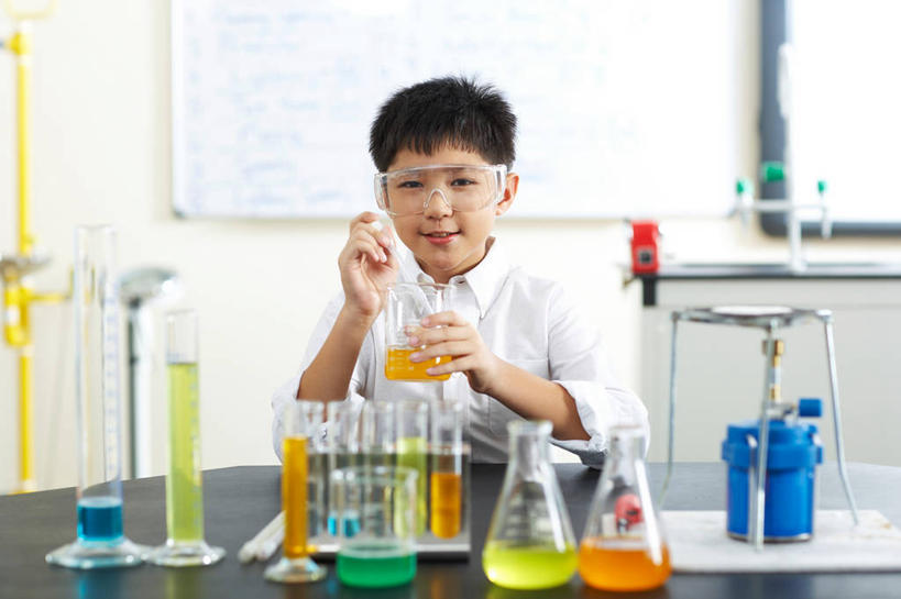 东方人,儿童,一个人,坐,笑,微笑,露齿笑,横图,室内,白天,正面,衬衫,纯洁,安全,实验,仪器,桌面,桌子,杯子,亚洲,仅一个男性,仅一个人,握,阴影,棉布,朦胧,模糊,研究,透明,反射,分析,化学,测试,滴管,火焰,量筒,烧杯,烧瓶,试管,试管架,眼镜,影子,锥形瓶,墙,实验室,研究室,防护,铁丝网,燃烧,注视,黄种人,架子,墙壁,墙面,玻璃制品,一个,小孩,白色,黑色,灰色,白板,玻璃瓶,瓶子,塑料制品,观察,看,仅一个小孩,器皿,可爱,童年,童趣,握着,单个,观看,护目镜,保护,支撑,察看,关注,加热,三脚架,保险,记录板,工作台,计量,童真,试验室,烂漫,无邪,记事板,玻璃仪器,试验耗材,实验用品,保全,周全,安稳,安定,三角烧瓶,依氏烧瓶,锥形烧瓶,安全防护眼镜,灯壶,灯帽,灯体,灯芯管,稳定,巩固,均匀,平均,匀称,石棉网,平安,天真,男孩,男人,男性,亚洲人,孩子,玻璃杯,坐着,半身,彩图,衬衣,实验台,实验桌,防护眼镜,男生,稳固,塑料滴管,煤气灯