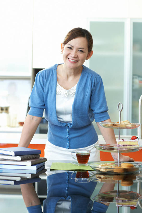 点心,东方人,一个人,站,笑,微笑,露齿笑,竖图,室内,白天,正面,裙子,窗户,桌面,桌子,杯子,餐具,书籍,玻璃,亚洲,仅一个女性,仅一个人,一堆,一排,许多,撑,阴影,堆叠,堆积,连衣裙,服装,朦胧,模糊,整齐,反射,碟子,盘,影子,墙,大理石,食品,甜点,甜品,杯垫,饮品,很多,注视,休闲装,黄种人,玻璃窗,墙壁,墙面,玻璃制品,食物,糕点,饮料,排列,三个,一个,衣服,蓝色,绿色,白色,盘子,水杯,书本,垫子,碟,甜食,扶,观察,看,站着,仅一个中年女性,休闲,休闲服,服饰,单个,观看,堆,察看,撑着,扶着,队列,关注,可口,能量,补充,大理石制品,适口,女人,女性,中年女性,亚洲人,茶杯,书,图书,站立,半身,彩图