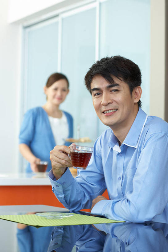 东方人,中年人,两个人,家庭,夫妻,坐,笑,微笑,露齿笑,竖图,室内,白天,正面,爱情,餐桌,窗户,桌子,杯子,玻璃,亚洲,握,阴影,服装,朦胧,模糊,反射,影子,墙,饮品,浪漫,拿,拿着,扭头,注视,休闲装,黄种人,玻璃窗,墙壁,墙面,玻璃制品,饮料,两个,衣服,蓝色,白色,水杯,观察,看,转头,休闲,温暖,温馨,一家人,休闲服,恩爱,握着,恋人,服饰,餐台,观看,和睦,察看,关注,可口,能量,补充,适口,男人,男性,女人,女性,中年男性,中年女性,亚洲人,夫妇,情侣,茶杯,坐着,半身,彩图,伴侣,融洽