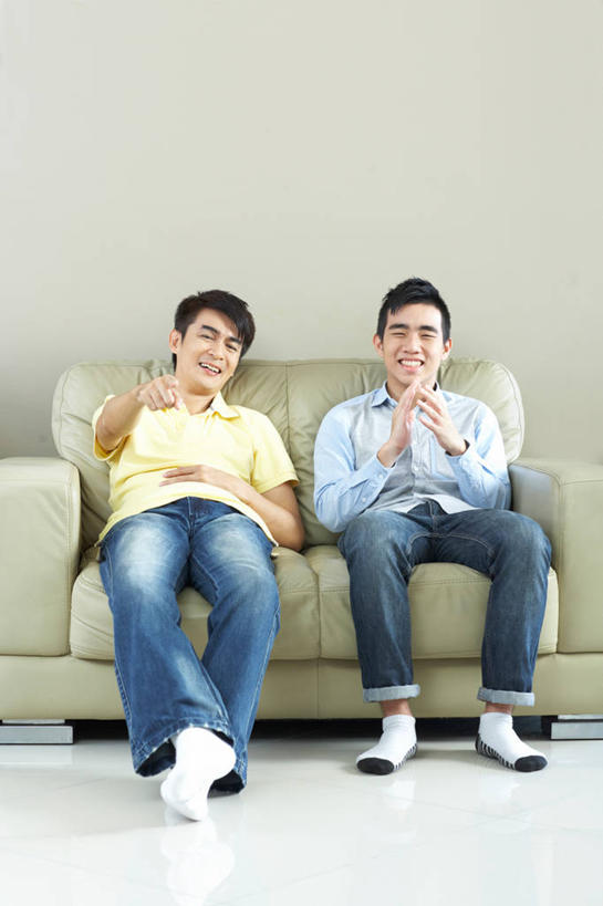 东方人,两个人,家庭,父亲,儿子,客厅,坐,笑,微笑,露齿笑,竖图,室内,白天,正面,T恤衫,快乐,兴奋,骄傲,成功,胜利,沙发,纺织品,亚洲,击掌,指,阴影,服装,裤子,反射,布,瓷砖,地砖,影子,墙,织物,地面,T恤,依偎,注视,指点,牛仔裤,休闲装,黄种人,袜子,墙壁,墙面,衣服,黄色,蓝色,绿色,观察,看,靠,靠着,手势,倚靠,休闲,温暖,温馨,父子,一家人,休闲服,父爱,自信,服饰,观看,布匹,和睦,察看,起居室,倚着,指向,关注,布艺沙发,尼龙,依附,依赖,投靠,客堂,男人,男性,年轻男性,中年男性,亚洲人,拍手,坐着,彩图,全身,欢乐,开心,锦纶,耐纶,尼龙袜,融洽