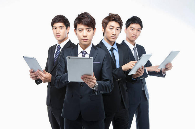 东方人,四个人,同事,商务人士,商务男性,站,横图,室内,白天,正面,衬衫,成功,合作,团队,集体,信心,电脑,笔记本电脑,亚洲,握,阴影,灰色背景,套装,反射,网络,影子,领带,扭头,注视,黄种人,通讯设备,队伍,观察,看,站着,转头,握着,摄影,影棚,观看,察看,无线,领导,象征,庄重,成就,关注,通信设备,商务装,身份,无线网络,合伙,领袖,无线上网,便携式电脑,工薪阶层,平板电脑,正式,地位,四台,手提电脑,男人,男性,年轻男性,亚洲人,白领,上班族,站立,半身,彩图,影棚拍摄,衬衣,拍摄