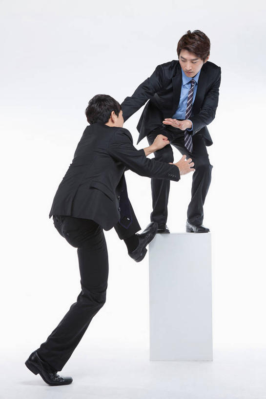 东方人,背部,两个人,同事,商务人士,商务男性,站,竖图,室内,白天,正面,鞋,衬衫,成功,合作,团队,集体,信心,鞋子,亚洲,弯腰,阴影,灰色背景,套装,反射,影子,领带,皮革,注视,黄种人,踩,队伍,踩着,低头,观察,看,站着,阻挡,摄影,影棚,观看,察看,领导,象征,庄重,成就,关注,商务装,身份,合伙,领袖,工薪阶层,弯身,正式,地位,垂头,反对,阻挠,拦截,阻当,阻梗,男人,男性,年轻男性,亚洲人,白领,上班族,站立,彩图,全身,影棚拍摄,衬衣,皮鞋,拍摄