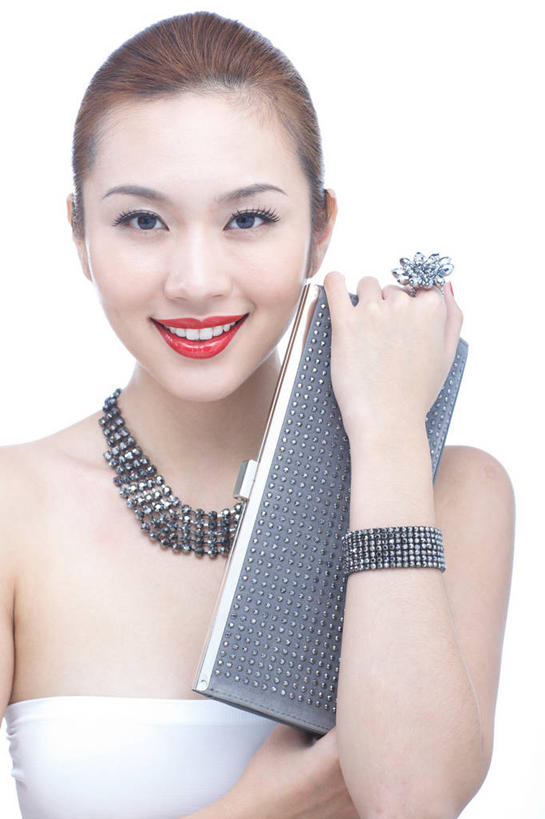 东方人,一个人,站,笑,微笑,露齿笑,竖图,室内,白天,白色背景,正面,晚礼服,项链,亚洲,仅一个年轻女性,仅一个女性,仅一个人,握,阴影,反射,包,影子,注视,黄种人,装饰品,一个,饰品,手链,首饰,观察,看,站着,握着,摄影,手镯,影棚,单个,观看,单肩包,察看,关注,镯子,年轻女性,女人,女性,亚洲人,站立,半身,彩图,影棚拍摄,晚宴服,舞会服,洋服,洋装,夜礼服,拍摄,晚装包