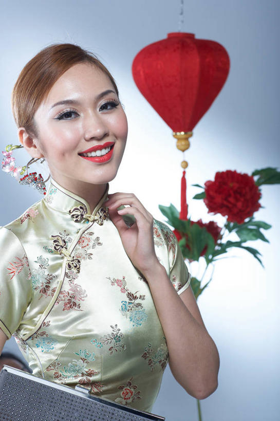 东方人,一个人,站,竖图,室内,白天,正面,民族服装,叶子,照明,亚洲,仅一个年轻女性,仅一个女性,仅一个人,阴影,灰色背景,旗袍,盛开,反射,包,灯笼,影子,纸灯笼,绿叶,花蕾,注视,黄种人,文化,花,花瓣,花朵,鲜花,一朵,一个,红色,绿色,灯具,花苞,花蕊,观察,看,站着,嫩叶,搭,摄影,影棚,单个,观看,单肩包,照亮,察看,照明设备,搭着,关注,中国文化,年轻女性,女人,女性,亚洲人,叶,叶片,站立,半身,彩图,影棚拍摄,传统服装,民俗服,拍摄,晚装包,传统文化