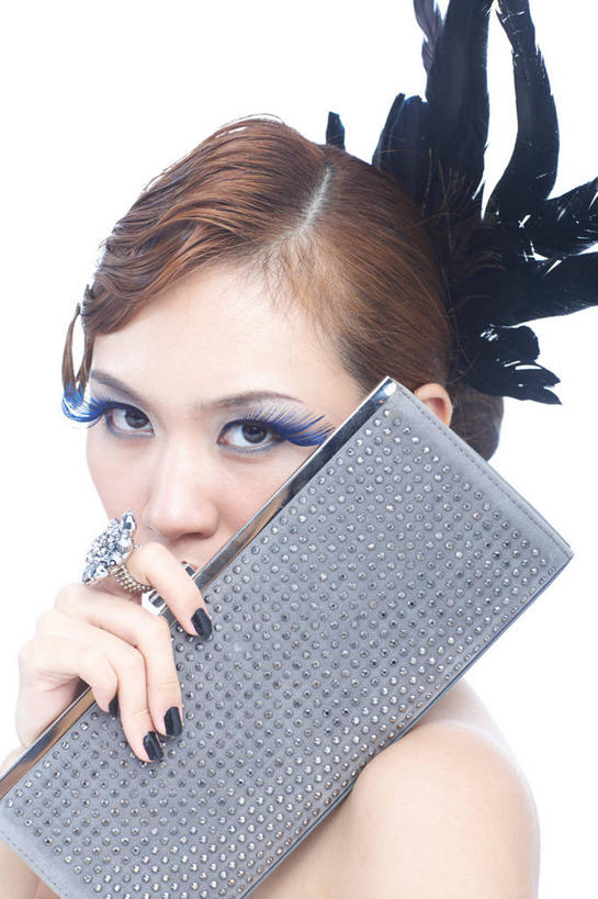 东方人,脸,头,脸颊,脖子,手,一个人,站,竖图,室内,特写,白天,白色背景,侧面,爱情,羽毛,亚洲,仅一个年轻女性,仅一个女性,仅一个人,握,阴影,轻盈,柔软,装饰,反射,包,头饰,影子,浪漫,指甲油,扭头,注视,黄种人,裸露,肩膀,装饰品,一个,黑色,发夹,发饰,夹子,戒指,饰品,首饰,观察,看,站着,转头,手部,恩爱,握着,遮,遮掩,摄影,影棚,单个,观看,单手,华丽,修饰,单肩包,信物,点缀,察看,掩盖,遮挡,权利,关注,裸,遮盖,轻柔,衬托,美观,雅致,雅观,掩饰,手饰,年轻女性,女人,女性,亚洲人,头部,脖,颈,颈部,脸部,脸蛋,面部,站立,半身,彩图,影棚拍摄,拍摄,晚装包