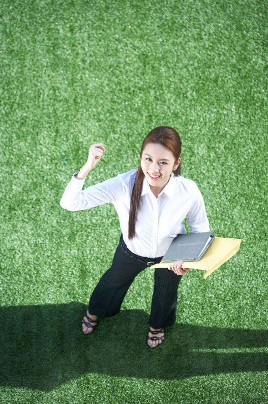 东方人,一个人,商务人士,商务女性,站,捧,笑,微笑,露齿笑,竖图,俯视,室外,白天,快乐,兴奋,骄傲,成功,胜利,草地,草坪,植物,袋子,亚洲,仅一个年轻女性,仅一个女性,仅一个人,握,阴影,套装,光线,影子,纸袋,注视,黄种人,草,一个,绿色,阳光,容器,观察,看,握拳,站着,自信,握着,单个,观看,储藏,档案袋,察看,储存,关注,商务装,文件架,工薪阶层,资料架,文件框,文件座,资料档,资料座,年轻女性,女人,女性,亚洲人,白领,上班族,端,端着,捧着,手捧,抬头,仰头,站立,彩图,高角度拍摄,全身,欢乐,开心,贮存