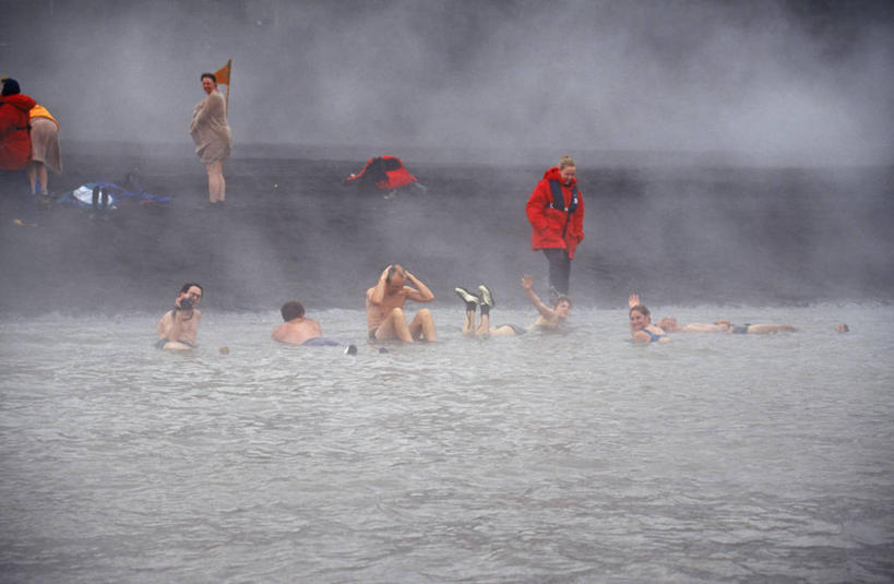 游泳,成年人,老年人,人群,横图,室外,白天,旅游,度假,北极,行人,游客,游人,蒸汽,热,路人,旅客,放松,寒冷,乐趣,摄影,享乐,南极洲,过客,南奥克尼群岛,冒险,老年男性,老年女性,男人,女人,休闲活动,彩图,黑沙