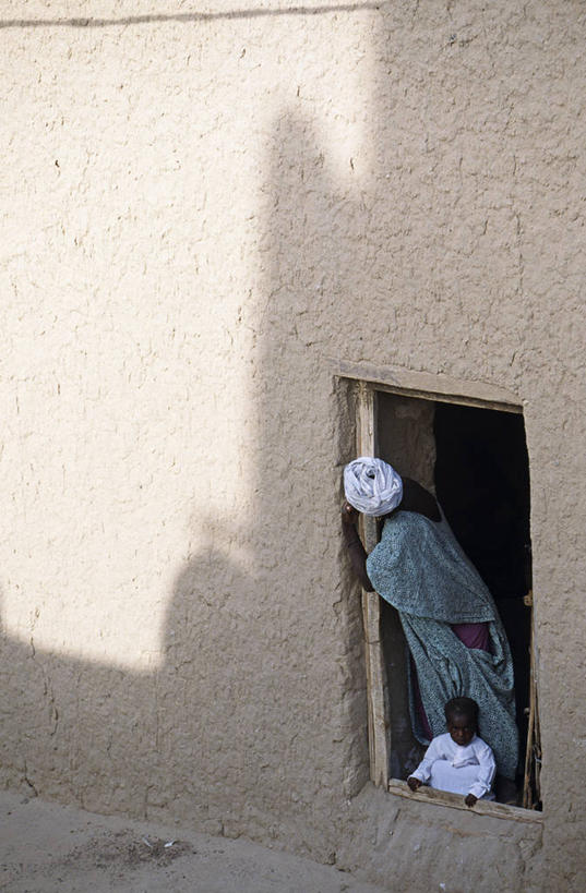 成年人,两个人,母亲,竖图,门,非洲,马里,门口,衣服,摄影,女人,彩图,传统文化