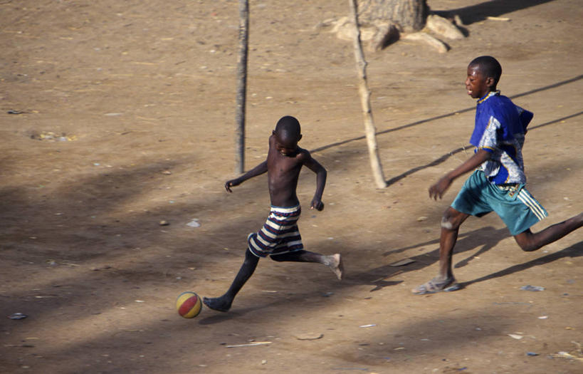 儿童,成年人,两个人,横图,锻炼,运动,足球,非洲,马里,追赶,球,社区,摄影,生活方式,活动,足球运动,男孩,男人,彩图