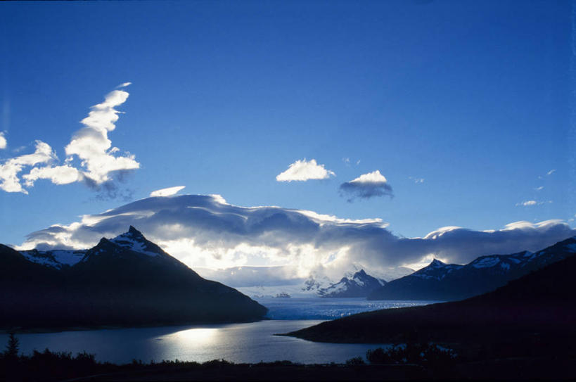 无人,横图,室外,河流,山,山脉,水,雪,日光,阿根廷,冰,山顶,云,冬天,尖顶,天空,小溪,黄昏,南美,安静,寒冷,摄影,宁静,国家公园,早晨,冰河,万里无云,莫雷诺冰川,圣克鲁斯省,彩图