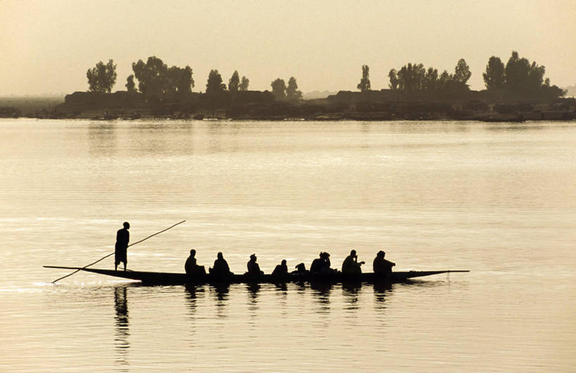 划船,成年人,司机,码头,横图,室外,河流,水,轮船,船,客轮,非洲,马里,一排,乘客,整齐,木制,地形,排列,风景,社区,交通工具,运输,摄影,图标,都市风光,队列,载具,独木舟,剪影,装货,阿非利加洲,马里共和国,西非,荡舟,尼日尔河,美术工艺,莫普提,莫普提区,冒险,男人,商人,彩图,旅行,海港,蒸汽轮船,传统文化,水上出租车
