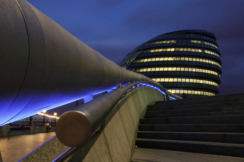 无人,工程师,建筑师,办公室,栏杆,横图,夜晚,城市,建筑,摩天大楼,英国,反射,光,塔,首都,图像,英格兰,泰晤士河,台阶,黄昏,摄影,照亮,照明设备,市政厅,管理,建筑工程师,设计,彩图,总部大楼,画则师,图则师,则师,评估,人员,伦敦市政厅,霍朗明,诺曼.福斯特,诺曼.罗伯特.福斯特男爵阁下