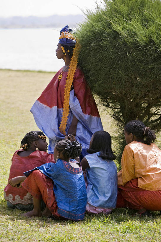 儿童,成年人,人群,竖图,彩色,城市,纺织品,非洲,马里,材料,首都,衣服,摄影,五颜六色,色彩斑斓,五彩缤纷,棉线,五彩斑斓,阿非利加洲,巴马科,马里共和国,西非,五光十色,女孩,女人,彩图,传统文化
