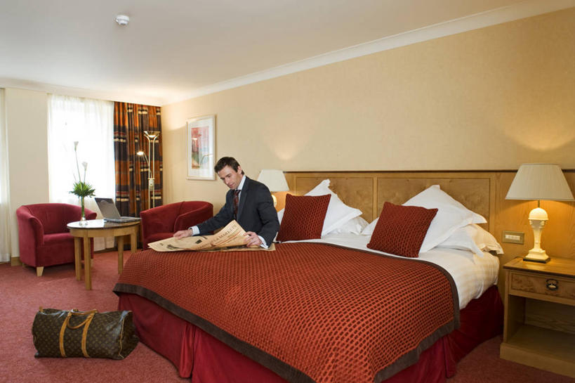 成年人,横图,室内,度假,商务,卧室,酒店,报纸,手提箱,英国,北爱尔兰,包,双人床,首都,英格兰,灯,红色,床头柜,枕头,读书,摄影,软垫,贝尔法斯特,男人,彩图