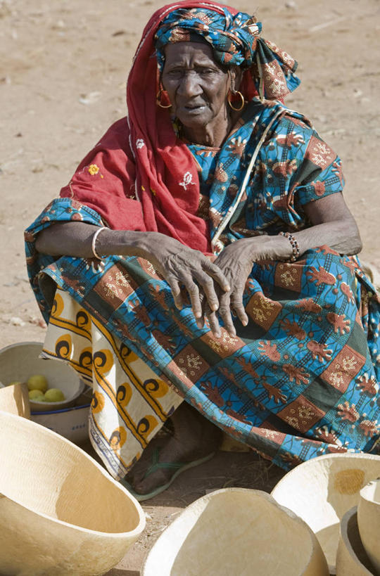 成年人,人群,竖图,彩色,购物,消费,西瓜,水果,非洲,马里,小贩,头巾,头饰,巴士,食品,集市,市场,衣服,发饰,社区,金融,运输,摄影,五颜六色,色彩斑斓,五彩缤纷,贩卖,选购,贸易,五彩斑斓,西非,五光十色,女人,彩图,旅行,传统文化