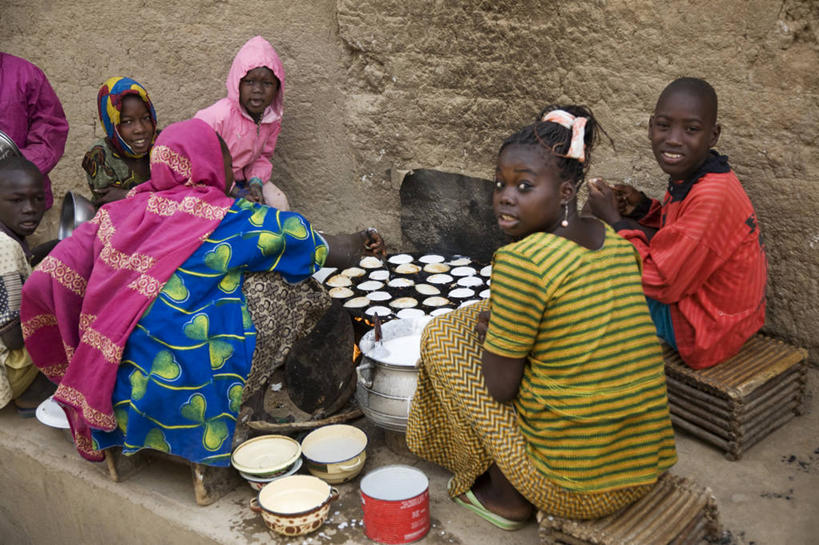 儿童,成年人,人群,横图,彩色,婚礼,快乐,建筑,街道,非洲,马里,庆祝,头巾,头饰,结婚,顾客,衣服,发饰,社区,喜庆,摄影,纪念,宾客,五颜六色,色彩斑斓,泥,五彩缤纷,五彩斑斓,西非,主顾,五光十色,男人,女人,步行,彩图,高兴,传统文化