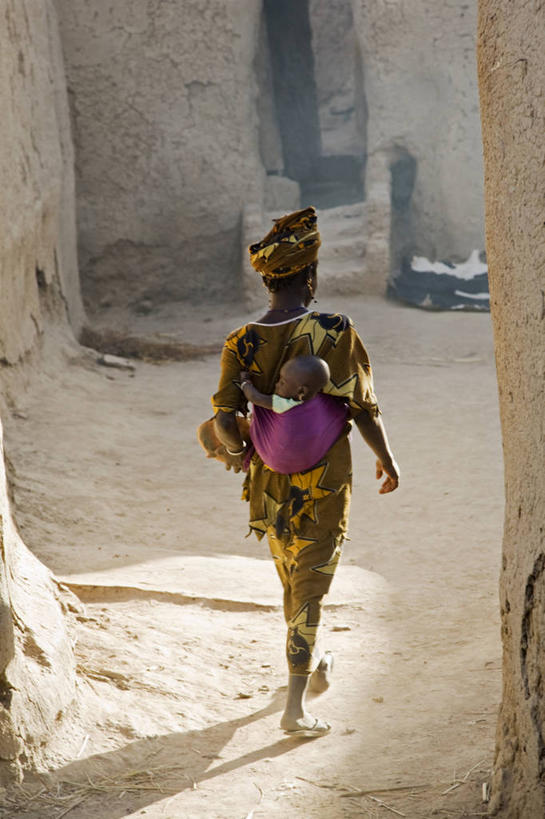 儿童,成年人,人群,横图,彩色,婚礼,快乐,建筑,街道,非洲,马里,庆祝,头巾,头饰,结婚,顾客,衣服,发饰,社区,喜庆,摄影,纪念,宾客,五颜六色,色彩斑斓,泥,五彩缤纷,五彩斑斓,西非,主顾,五光十色,男人,女人,步行,彩图,高兴,传统文化