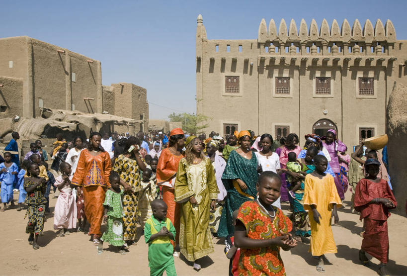 儿童,成年人,人群,横图,彩色,婚礼,快乐,建筑,街道,非洲,马里,庆祝,头巾,头饰,结婚,顾客,衣服,发饰,社区,喜庆,摄影,纪念,宾客,五颜六色,色彩斑斓,泥,五彩缤纷,五彩斑斓,西非,主顾,五光十色,男人,女人,步行,彩图,高兴,传统文化