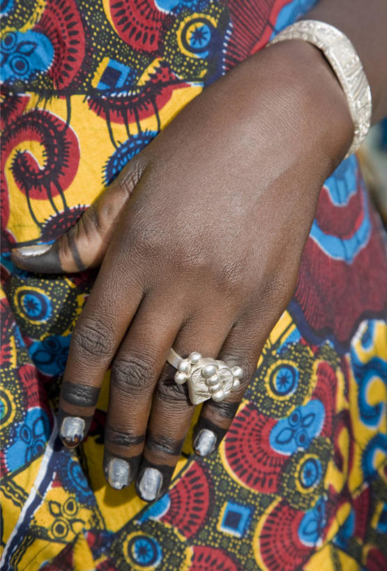 成年人,皱纹,一个人,竖图,彩色,项链,珠宝,非洲,马里,仅一个女性,头巾,头饰,衣服,发饰,社区,摄影,五颜六色,麻花辫,色彩斑斓,种族,五彩缤纷,五彩斑斓,西非,五光十色,女人,彩图,传统文化