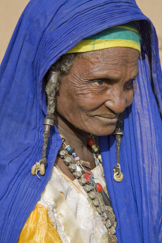 成年人,皱纹,一个人,竖图,彩色,项链,珠宝,非洲,马里,仅一个女性,头巾,头饰,衣服,发饰,社区,摄影,五颜六色,麻花辫,色彩斑斓,种族,五彩缤纷,五彩斑斓,西非,五光十色,女人,彩图,传统文化