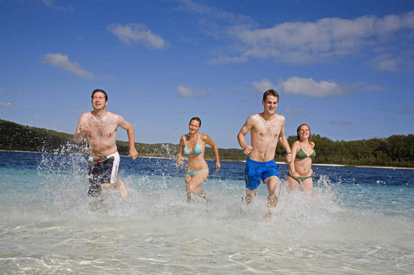 游泳,成年人,人群,跑,横图,室外,比基尼,旅游,快乐,湖,水,澳大利亚,行人,游客,游人,泳裤,溅,透明,沙子,地形,陆地,历史,路人,旅客,蓝色,天空,乐趣,摄影,国家公园,享乐,清单,拜访,昆士兰州,万里无云,异性恋,弗雷泽岛,过客,男人,女人,彩图,旅行,欢乐,伴侣,背包族