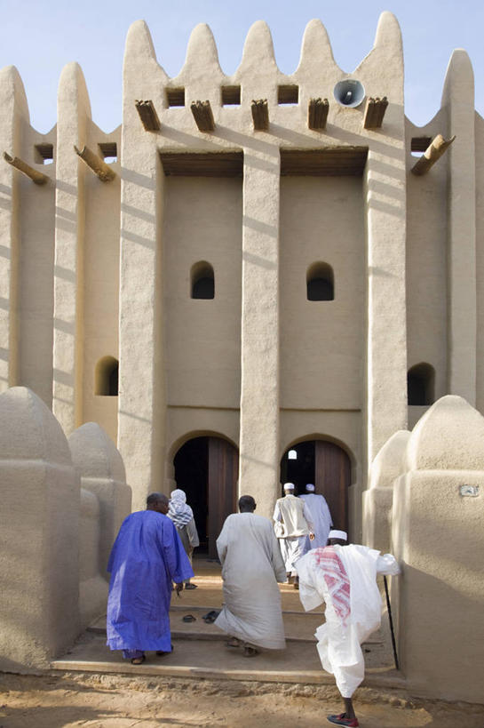 成年人,竖图,时尚,建筑业,城市,建筑,帽子,非洲,马里,苏丹,门口,衣服,地标建筑,祈祷,个性,摄影,宗教,伊斯兰教,宗教建筑,修复,清真寺,阿非利加洲,马里共和国,西非,莫普提,莫普提区,男人,彩图,传统文化