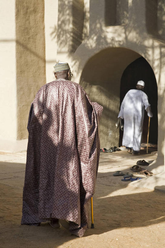 成年人,三个人,横图,时尚,满意,建筑业,城市,建筑,帽子,非洲,马里,苏丹,长袍,衣服,地标建筑,祈祷,个性,摄影,宗教,伊斯兰教,宗教建筑,修复,清真寺,阿非利加洲,马里共和国,西非,莫普提,莫普提区,男人,说话,彩图,传统文化