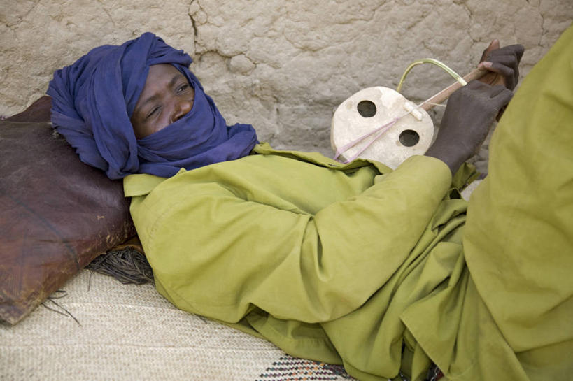 成年人,一个人,横图,彩色,非洲,马里,仅一个男性,表演,木制,头巾,乐器,小提琴,音乐,衣服,放松,摄影,五颜六色,色彩斑斓,伊斯兰教,五彩缤纷,五彩斑斓,西非,五光十色,男人,彩图,传统文化,图阿雷格人