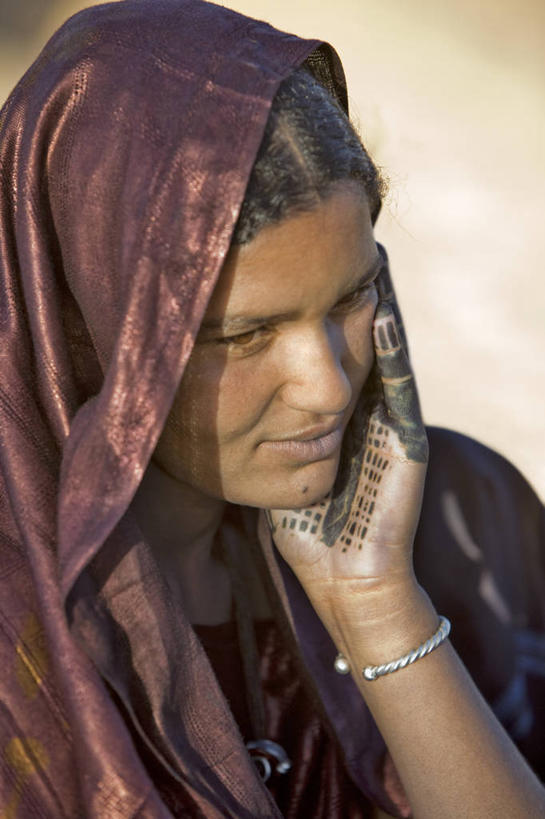 成年人,一个人,微笑,横图,彩色,室外,快乐,河流,帽子,非洲,马里,尼日尔,仅一个男性,头饰,圆锥,乡村,衣服,摄影,五颜六色,色彩斑斓,种族,五彩缤纷,五彩斑斓,西非,五光十色,男人,小胡子,彩图,胡茬,传统文化,富拉尼族