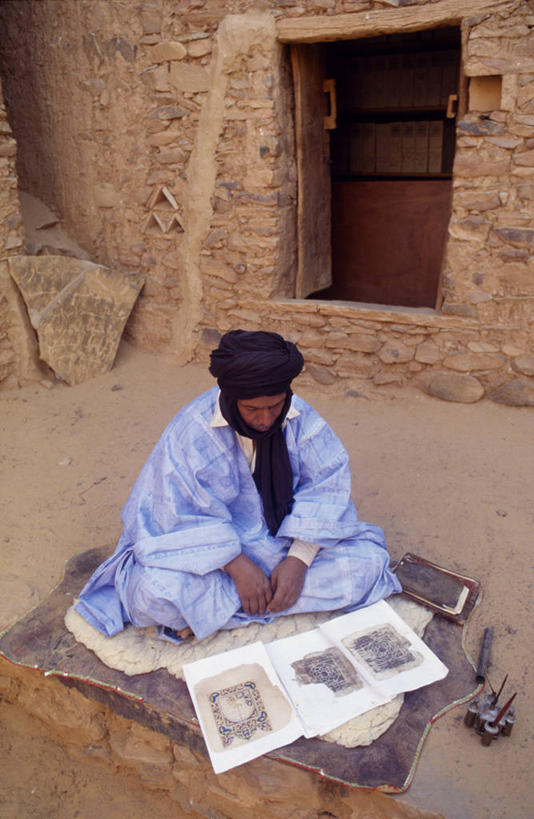 成年人,一个人,图书管理员,图书馆,竖图,沙漠,非洲,毛里塔尼亚,仅一个男性,工作,墨水,书法,头巾,头饰,艺术品,水笔,发饰,手稿,赤脚,管理员,摄影,创造力,手艺,非洲文化,经文,撒哈拉沙漠,羊皮纸,技能,美术工艺,男人,非洲人,书,彩图,传统服装,传统文化