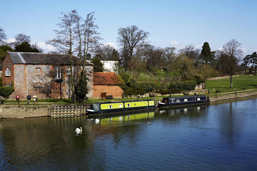 两个人,码头,横图,室外,河流,水,港口,船,天鹅,英国,欧洲,停靠,鸭子,河岸,英格兰,泰晤士河,摄影,停泊,牛津郡,步行,彩图,摆渡口,埠头,渡口,渡头,港湾,海港,货运码头,口岸,商港,伴侣,驳船