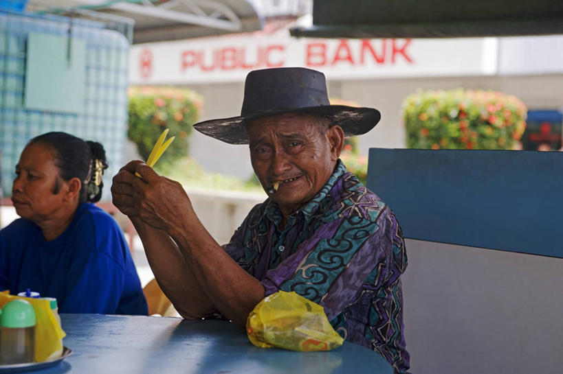 成年人,老年人,两个人,横图,帽子,马来西亚,亚洲,饮料,衣服,摄影,东南亚,婆罗洲,加里曼丹岛,婆罗洲岛,哥打基纳巴卢,马来西亚联邦,沙巴州,老年男性,男人,男性,彩图,咖啡馆,传统文化,马来文化