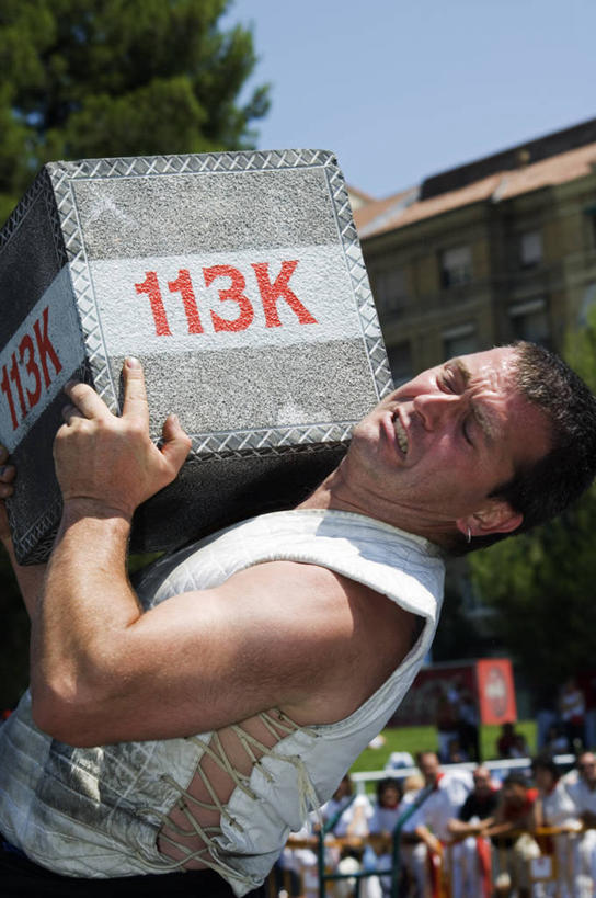 成年人,健壮,跑,竖图,竞争,西班牙,欧洲,庆祝,重量,力量,摄影,典礼,群众,纳瓦拉,潘普洛纳,男人,彩图,传统服装,圣佛明节,传统文化,奔牛节