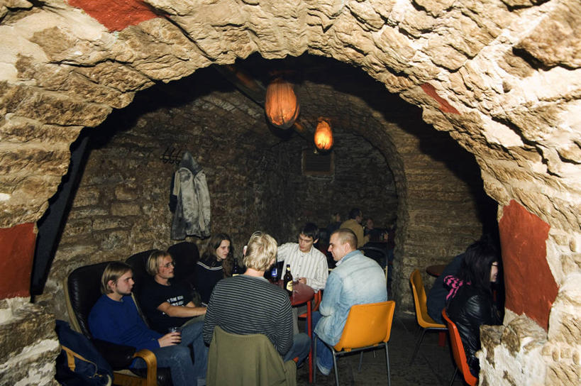 学生,酒吧,横图,友谊,生产线,爱沙尼亚,喝,酒类,首都,酒,饮料,社区,放松,摄影,塔林,式样,彩图