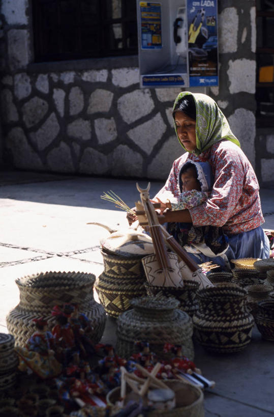 婴儿,儿童,一个人,家庭,母亲,竖图,城市,路,铁路,墨西哥,篮子,头巾,头饰,吉娃娃,轨道,市场,交通,铁轨,纺织,发饰,温暖,温馨,一家人,运输,摄影,和睦,创造力,北美,拉丁美洲,奇瓦瓦州,美术工艺,彩图,传统服装,融洽,传统文化