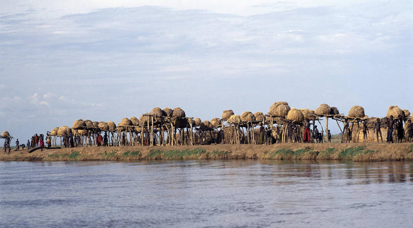 划船,成年人,一个人,竖图,河流,水,船,纺织品,非洲,埃塞俄比亚,仅一个男性,包裹,红色,运输,摄影,独木舟,手艺,非洲文化,荡舟,美术工艺,男人,非洲人,彩图,传统服装,传统文化