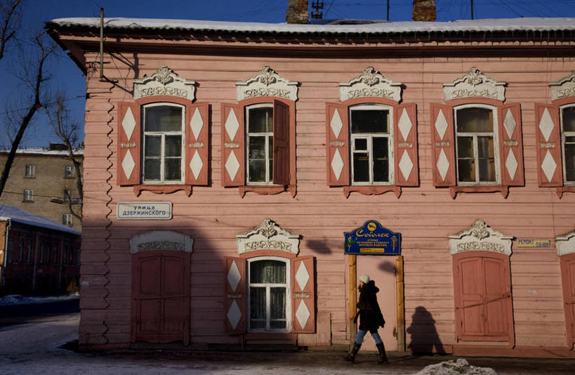 成年人,横图,建筑,欧洲,俄罗斯,亚洲,木制,冬天,粉色,摄影,西伯利亚,俄联邦,俄罗斯联邦,伊尔库茨克,伊尔库茨克州,东西伯利亚,女人,步行,彩图,旅行,传统文化,独联体