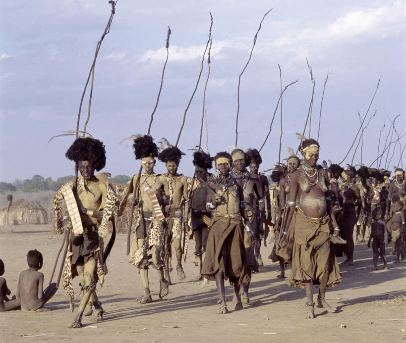 成年人,人群,竖图,室外,生产线,珠宝,非洲,埃塞俄比亚,花纹,庆祝,装饰,纹路,纹理,皮革,豹纹,人体,摄影,皮肤,肖像,典礼,非洲文化,肌理,男人,女人,彩图,传统服装,舞蹈,传统文化