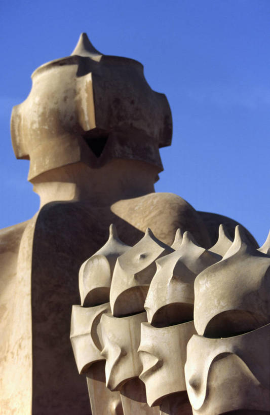 无人,工程师,建筑师,横图,全景,烟囱,城市,建筑,雕塑,西班牙,欧洲,巴塞罗那,艺术,屋顶,地形,公寓,现代,蓝色,风景,天空,地标建筑,个性,摄影,文学,加泰隆尼亚,采石场,格拉西亚大道,管理,建筑工程师,设计,彩图,旅行,画则师,图则师,则师,评估,人员,联合国教科文组织,超现实主义,流派,艺术流派,安东尼奥.高迪,高迪