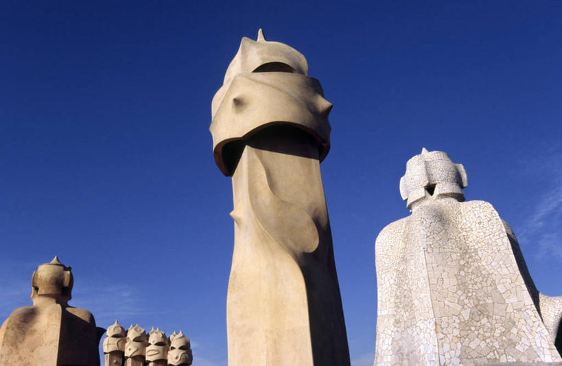 无人,工程师,建筑师,横图,全景,烟囱,城市,建筑,雕塑,西班牙,欧洲,巴塞罗那,艺术,屋顶,地形,公寓,现代,蓝色,风景,天空,地标建筑,个性,摄影,文学,加泰隆尼亚,采石场,格拉西亚大道,管理,建筑工程师,设计,彩图,旅行,画则师,图则师,则师,评估,人员,联合国教科文组织,超现实主义,流派,艺术流派,安东尼奥.高迪,高迪