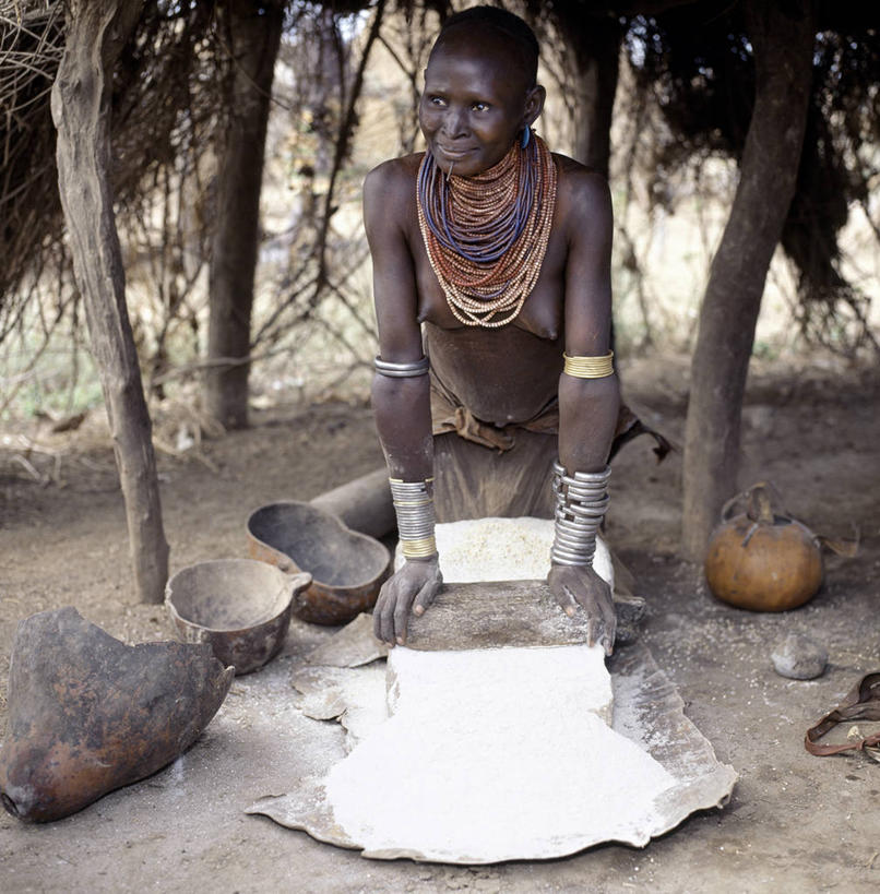 成年人,一个人,竖图,室外,项链,珠宝,非洲,埃塞俄比亚,仅一个女性,装饰,工作,符号,珠子,皮革,摄影,手镯,研磨,高粱,非洲文化,磨光机,技能,女人,非洲人,烹调,彩图,传统服装,传统文化